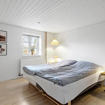 2 Bedroom In Aakirkeby Lägenhet *