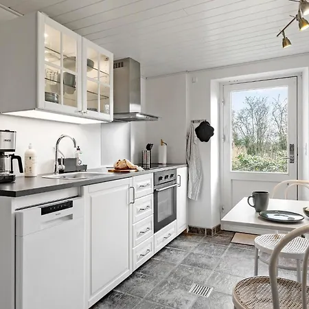 Lägenhet 2 Bedroom In Aakirkeby