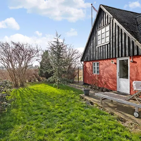 2 Bedroom In Aakirkeby Lägenhet *