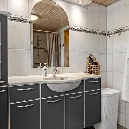 Lägenhet 2 Bedroom In Aakirkeby