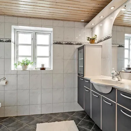 Lägenhet 2 Bedroom In Aakirkeby *