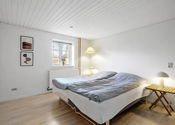 2 Bedroom In Aakirkeby Appartement *